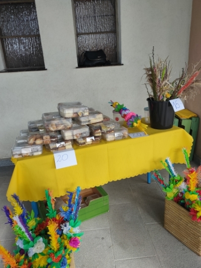 Kiermasz ciast, palm i baranków wielkanocnych przygotowany przez Koło Caritas