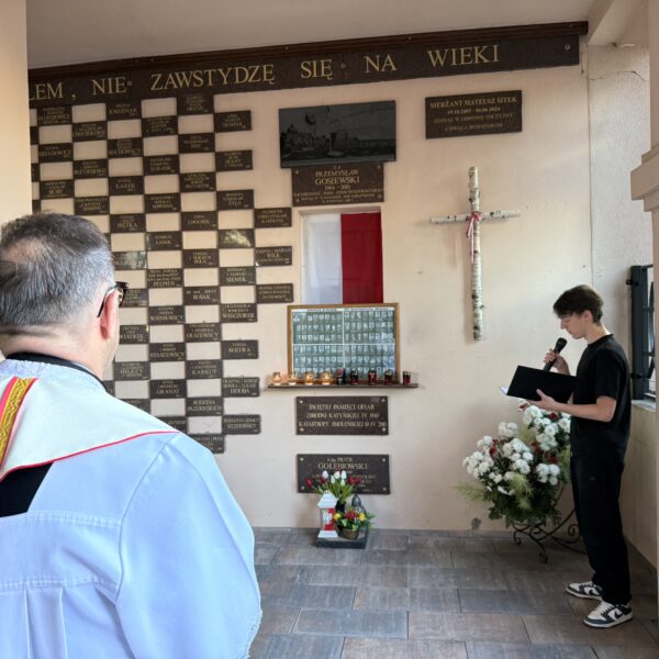 Uroczyste odsłonięcie tablicy upamiętniającej śp. sierżanta Mateusza Sitka